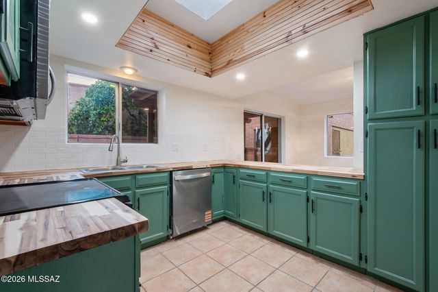 1625 W Calle Hacienda, Green Valley, AZ 85622