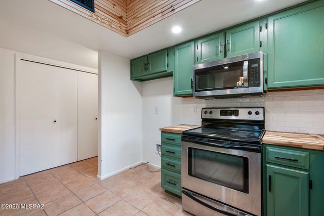 1625 W Calle Hacienda, Green Valley, AZ 85622