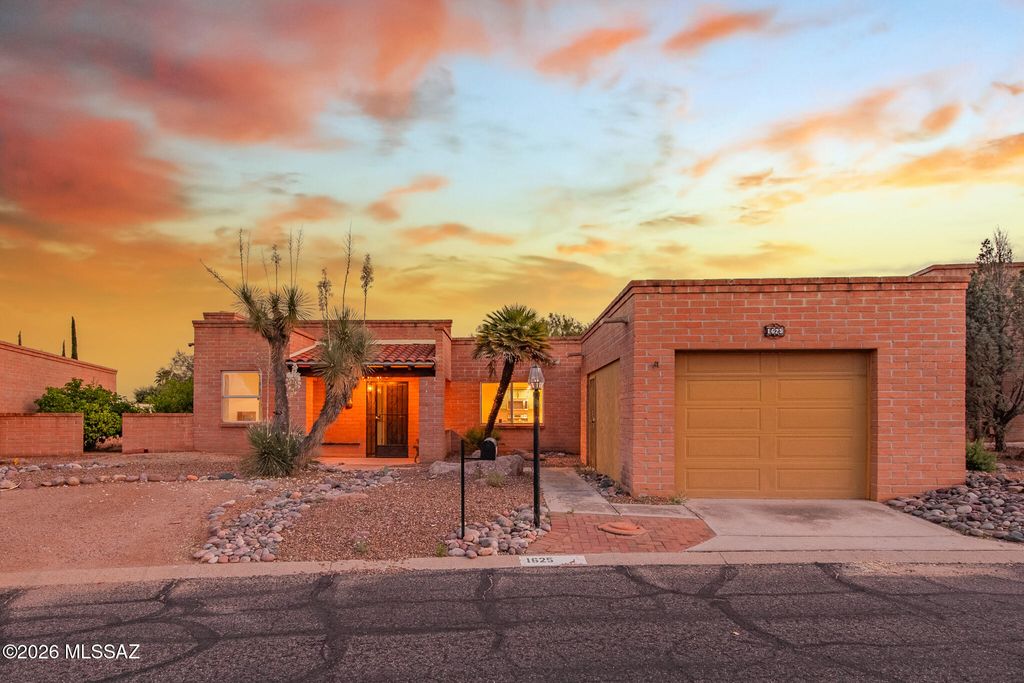 1625 W Calle Hacienda, Green Valley, AZ 85622