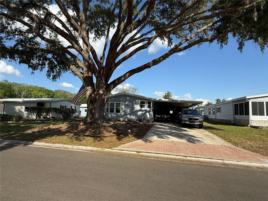 Image 3 of property listing at 807 OAK BOULEVARD, Wildwood, FL 34785