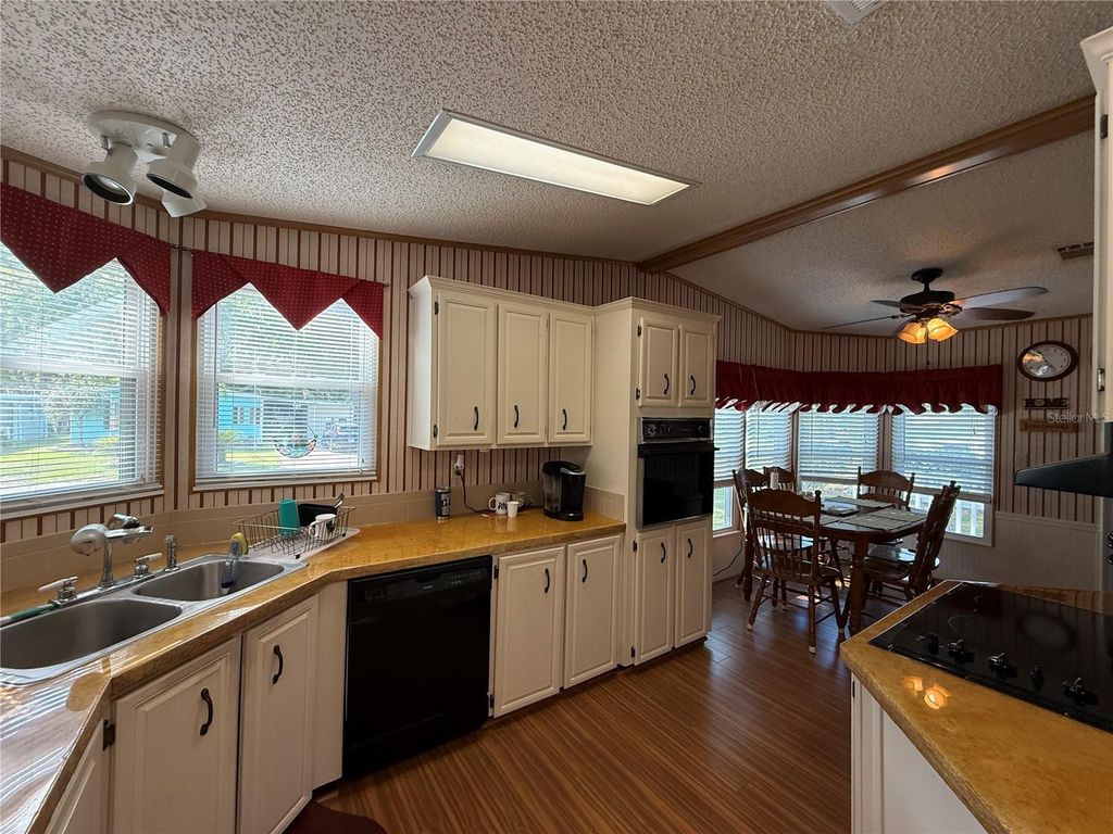 Image 4 of property listing at 807 OAK BOULEVARD, Wildwood, FL 34785