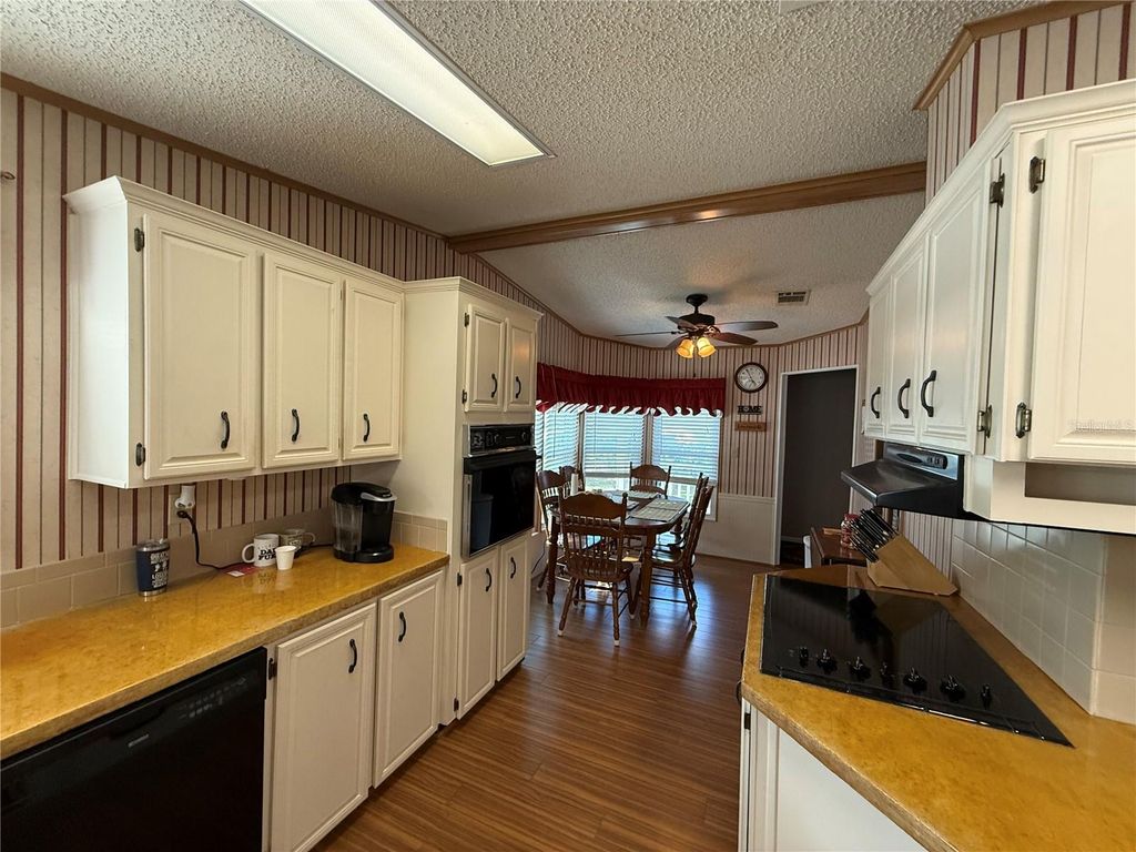 Image 5 of property listing at 807 OAK BOULEVARD, Wildwood, FL 34785