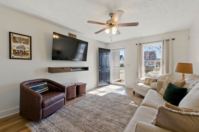 1518 Saint Andrews Dr, Murfreesboro, TN 37128