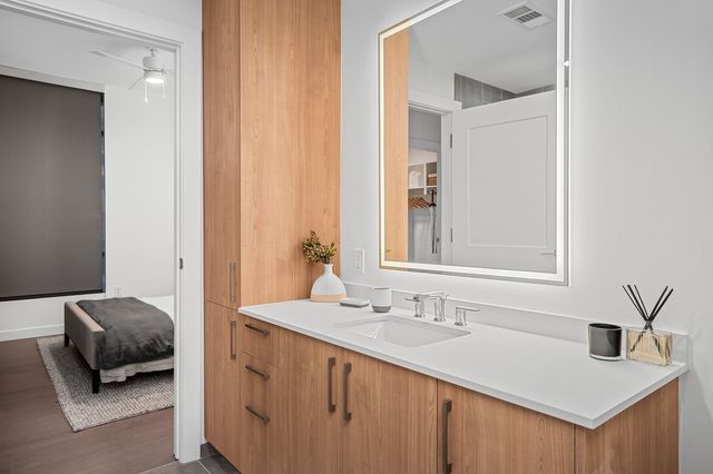 1212 Demonbreun St Apt 910, Nashville, TN 37203