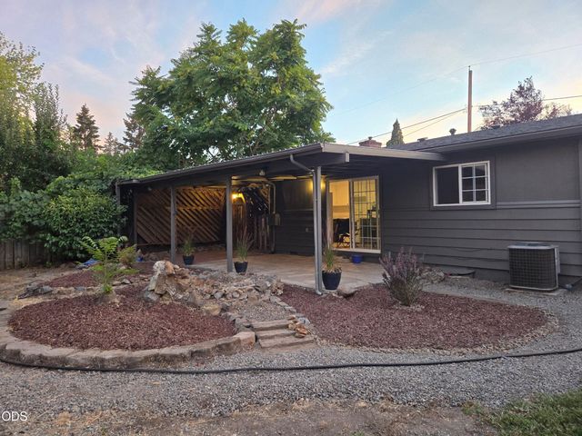 213 Corcoran Lane, Central Point, OR 97502