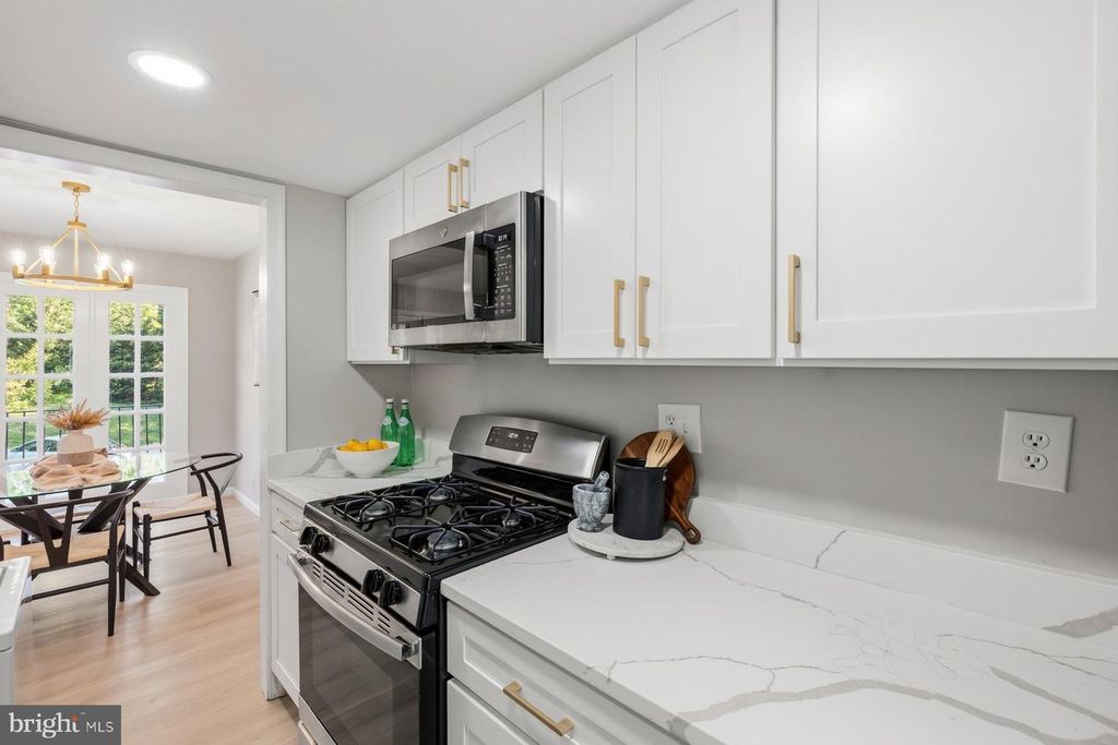 Image 10 of property listing at 1923 LYTTONSVILLE RD #1923, Silver Spring, MD 20910