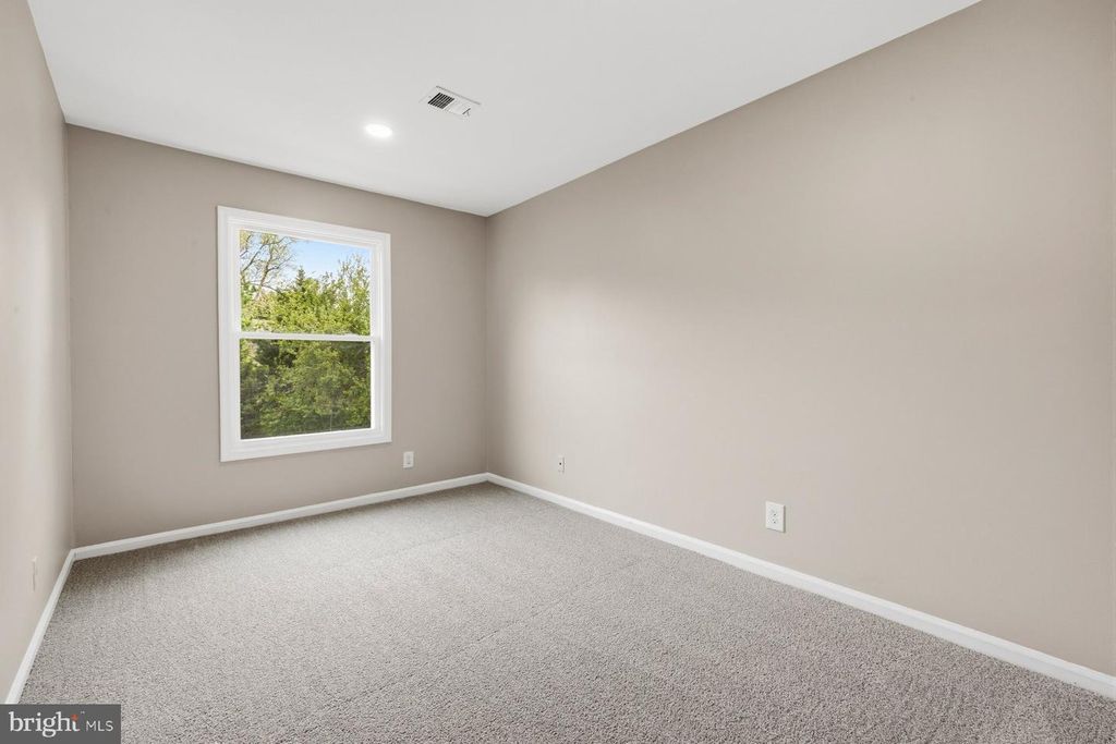 Image 31 of property listing at 1923 LYTTONSVILLE RD #1923, Silver Spring, MD 20910