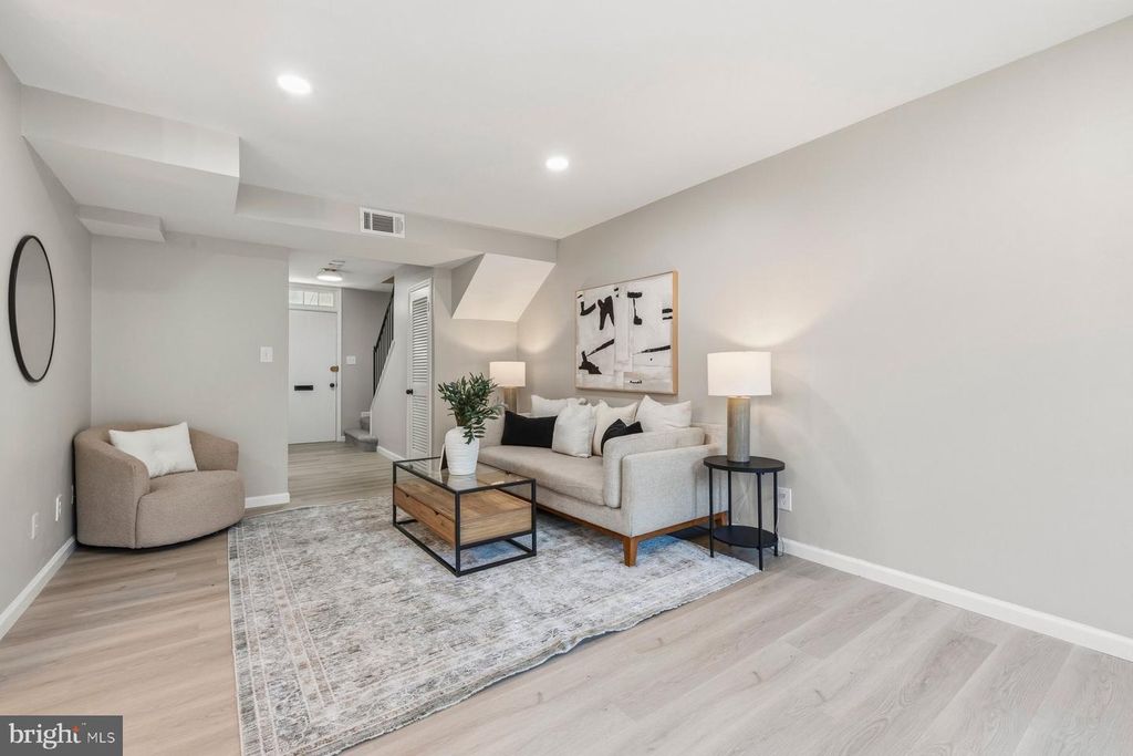 Image 4 of property listing at 1923 LYTTONSVILLE RD #1923, Silver Spring, MD 20910