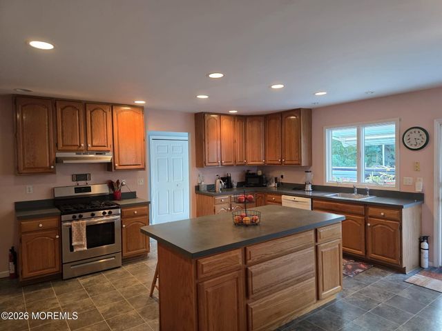 712 Holmdel Road, Holmdel, NJ 07733