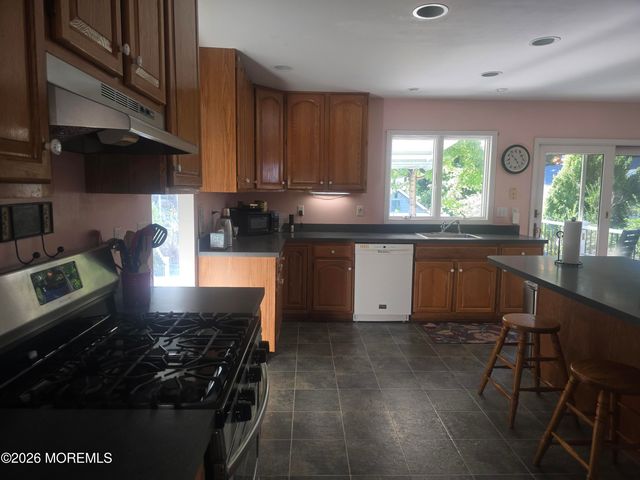 712 Holmdel Road, Holmdel, NJ 07733