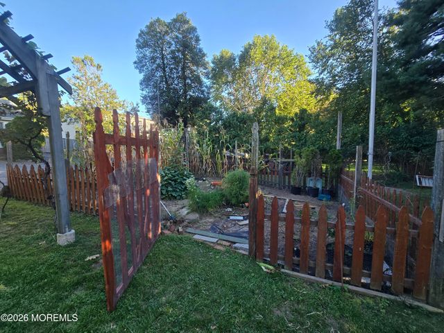 712 Holmdel Road, Holmdel, NJ 07733