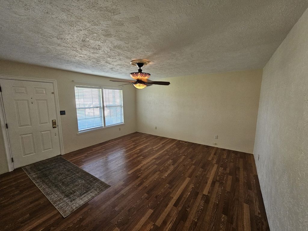 Image 11 of property listing at 14927 E Clearview Road, Mt Vernon, IL 62864