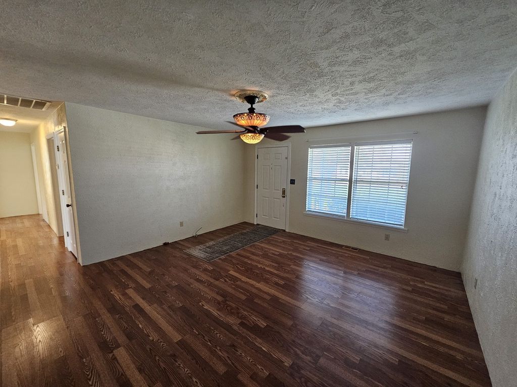 Image 12 of property listing at 14927 E Clearview Road, Mt Vernon, IL 62864