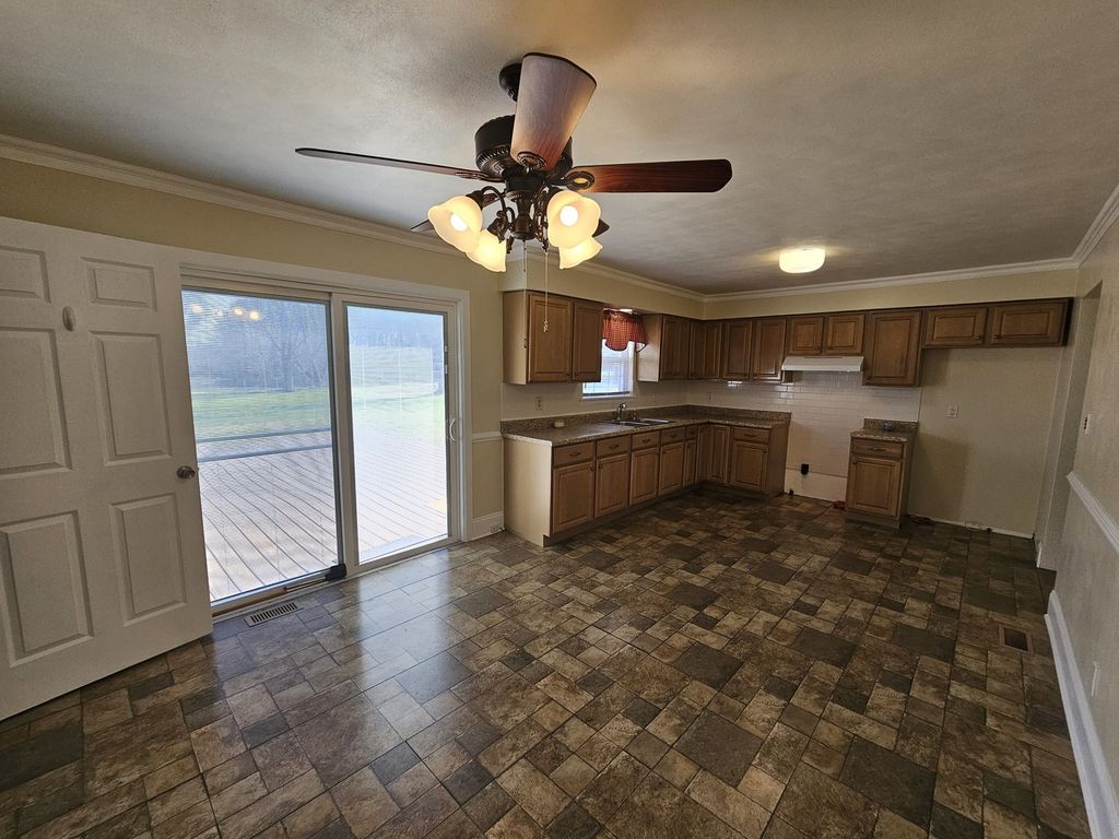 Image 13 of property listing at 14927 E Clearview Road, Mt Vernon, IL 62864