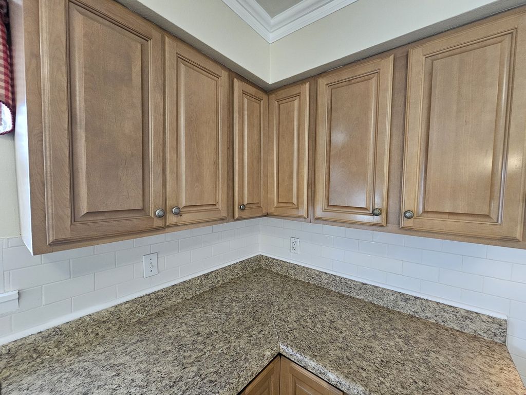 Image 15 of property listing at 14927 E Clearview Road, Mt Vernon, IL 62864