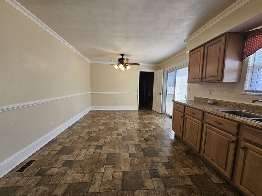 Image 16 of property listing at 14927 E Clearview Road, Mt Vernon, IL 62864