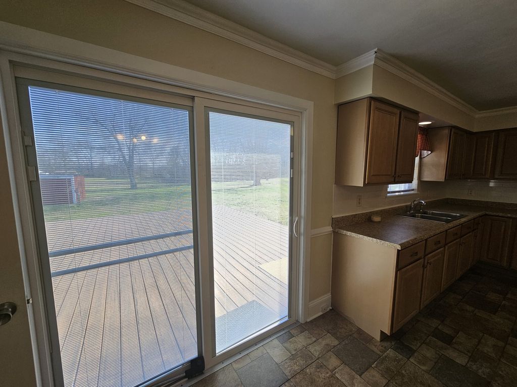 Image 17 of property listing at 14927 E Clearview Road, Mt Vernon, IL 62864