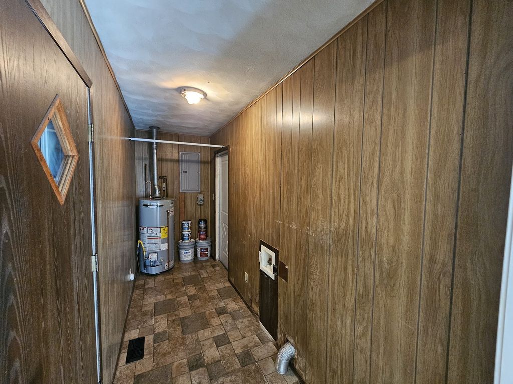 Image 18 of property listing at 14927 E Clearview Road, Mt Vernon, IL 62864