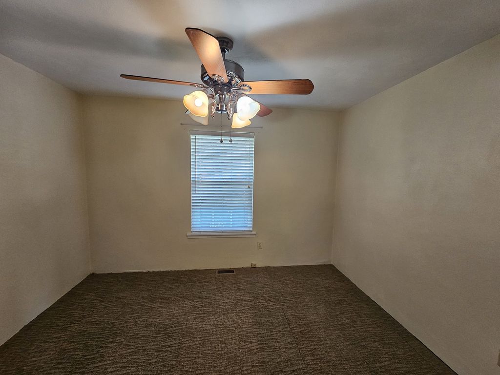 Image 21 of property listing at 14927 E Clearview Road, Mt Vernon, IL 62864