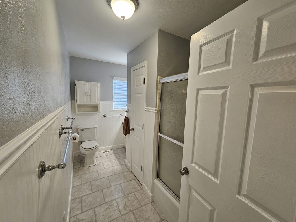 Image 22 of property listing at 14927 E Clearview Road, Mt Vernon, IL 62864