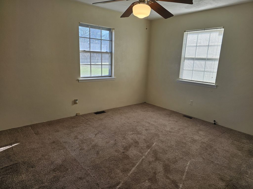 Image 24 of property listing at 14927 E Clearview Road, Mt Vernon, IL 62864