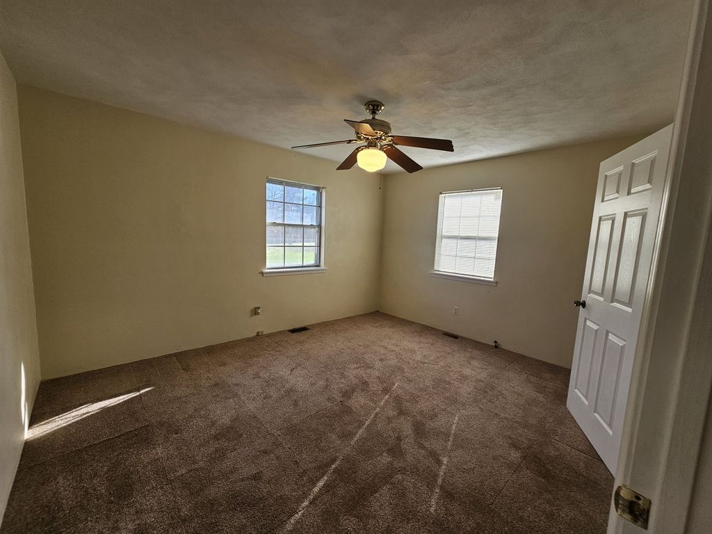 Image 25 of property listing at 14927 E Clearview Road, Mt Vernon, IL 62864