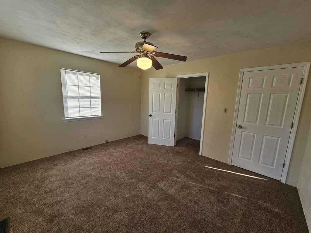 Image 26 of property listing at 14927 E Clearview Road, Mt Vernon, IL 62864