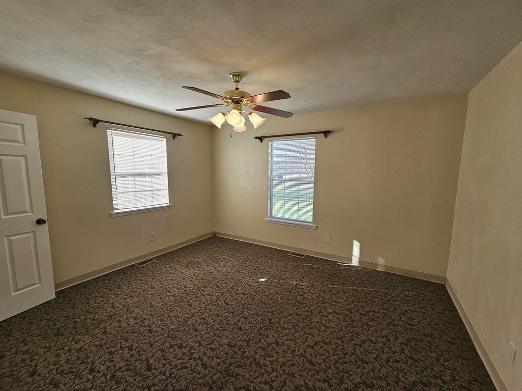 Image 27 of property listing at 14927 E Clearview Road, Mt Vernon, IL 62864