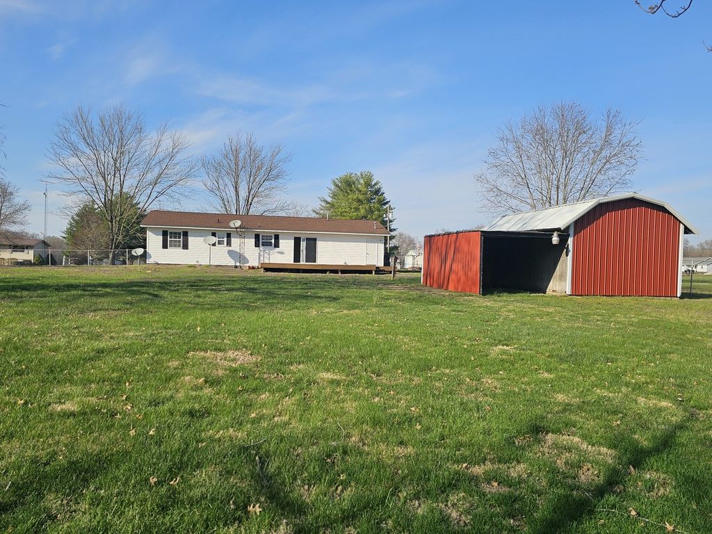 Image 4 of property listing at 14927 E Clearview Road, Mt Vernon, IL 62864