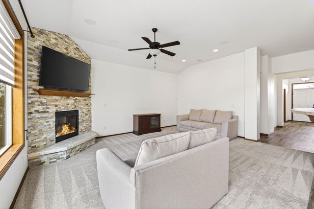 4209 Norma Loop, West Richland, WA 99353