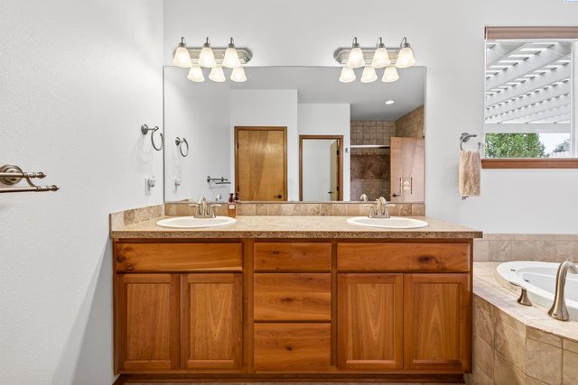 4209 Norma Loop, West Richland, WA 99353