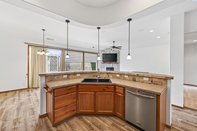 4209 Norma Loop, West Richland, WA 99353