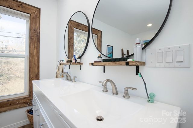23 N 226 Highway, Bakersville, NC 28705