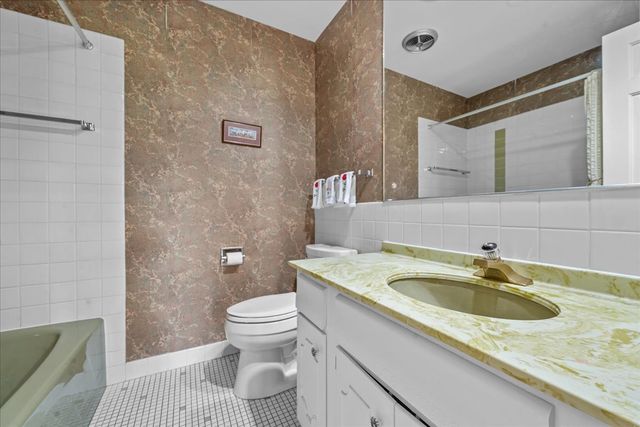 1350 N Western Avenue 205, Lake Forest, IL 60045