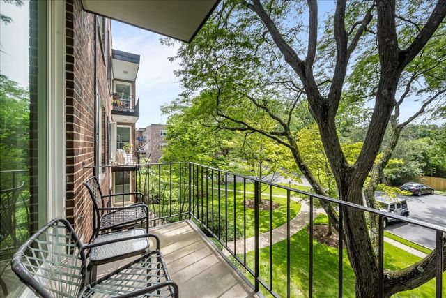 1350 N Western Avenue 205, Lake Forest, IL 60045