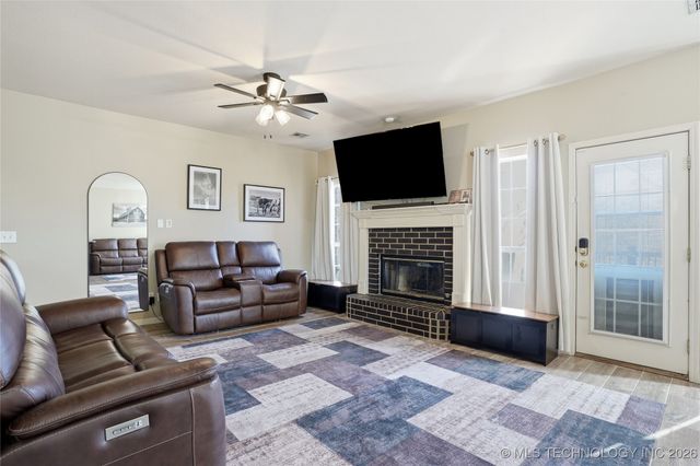 1761 Holly Avenue, Sand Springs, OK 74063