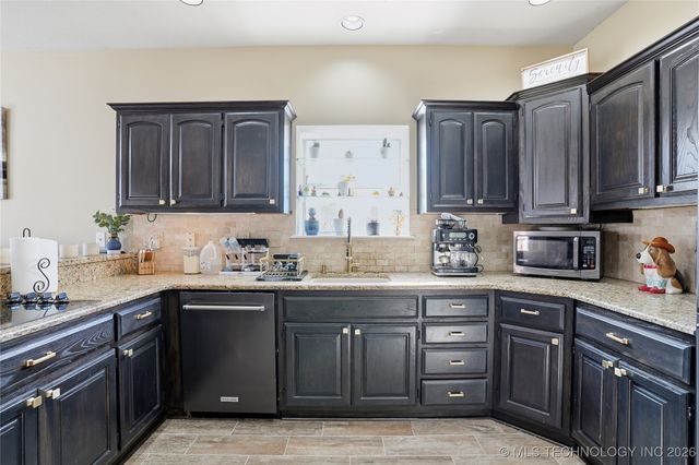 1761 Holly Avenue, Sand Springs, OK 74063