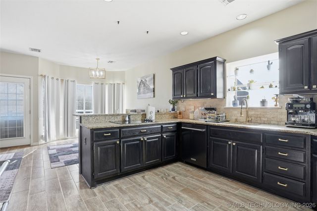 1761 Holly Avenue, Sand Springs, OK 74063