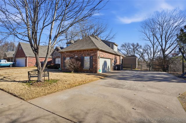 1761 Holly Avenue, Sand Springs, OK 74063