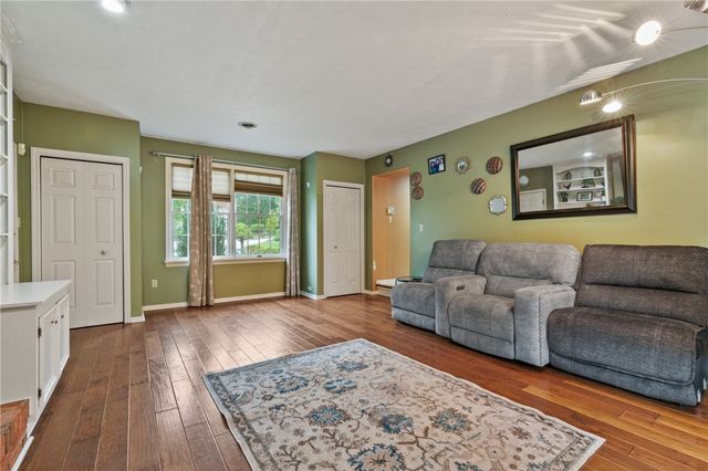 228 Meadowfield Ln, Jefferson Hills, PA 15025