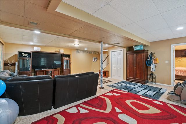 228 Meadowfield Ln, Jefferson Hills, PA 15025