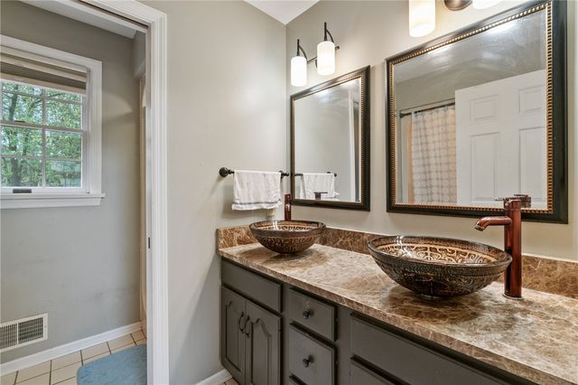 228 Meadowfield Ln, Jefferson Hills, PA 15025