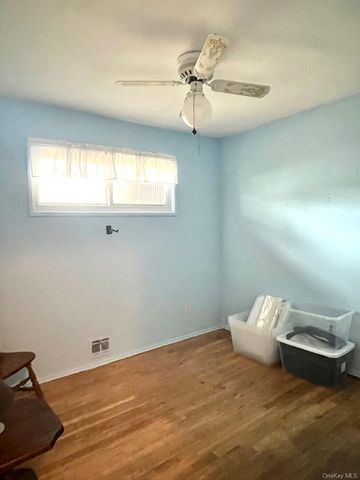 17 Windsor Street, Islip, NY 11751