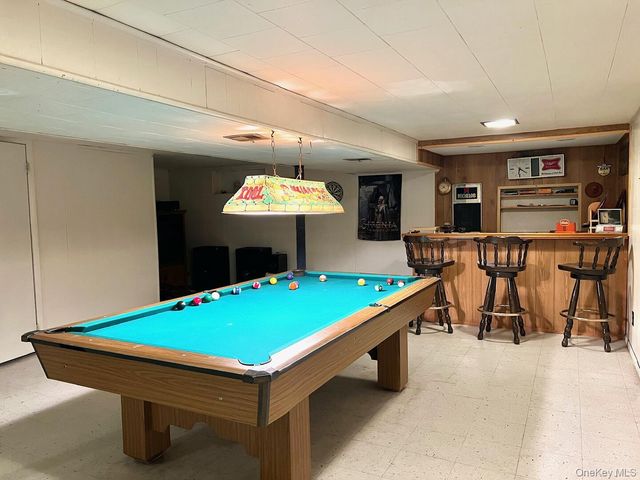 17 Windsor Street, Islip, NY 11751