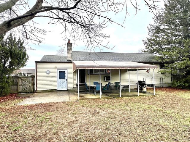 17 Windsor Street, Islip, NY 11751