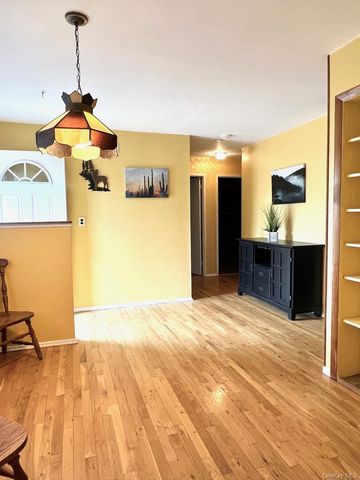 17 Windsor Street, Islip, NY 11751