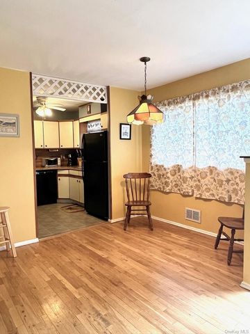 17 Windsor Street, Islip, NY 11751