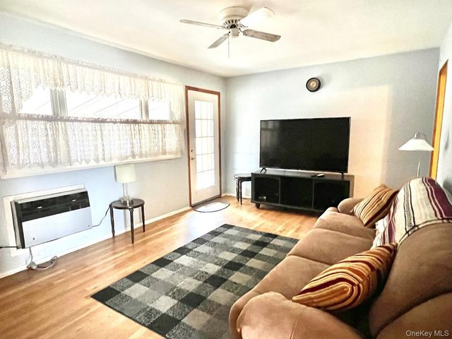 17 Windsor Street, Islip, NY 11751