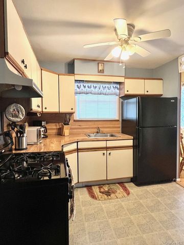 17 Windsor Street, Islip, NY 11751