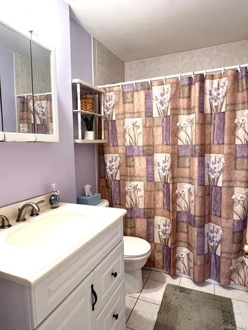 17 Windsor Street, Islip, NY 11751